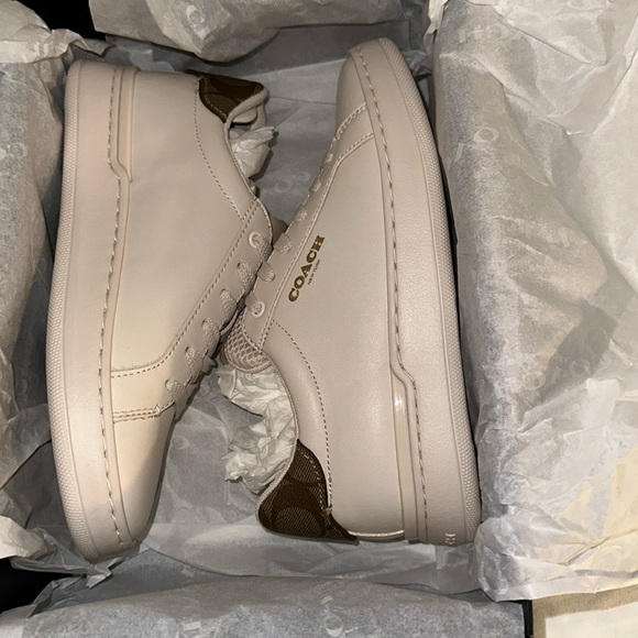 Brand new coach sneakers size 5 never used in the original box - Picture 3 of 3